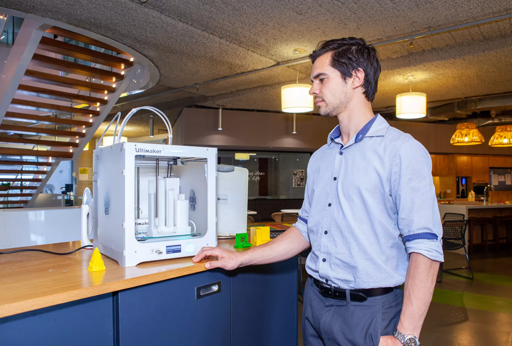 Aurecon Graduate Martin Fielke by the 3d printer