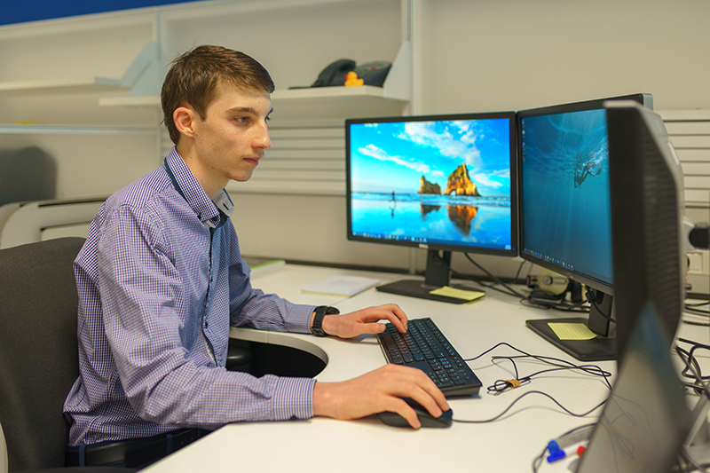 Day-in-the-life-Honeywell-Scott-Raymond-Kemp-work-at-desk